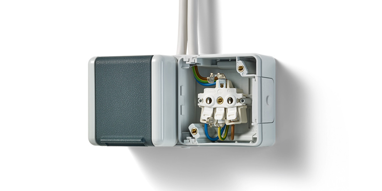 Doppelsteckdose mit Trennsteg bei SY Electric GmbH in Niederdorf