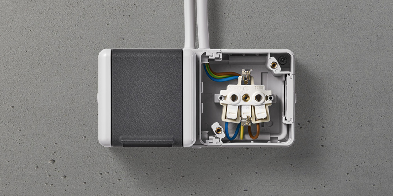 Doppelsteckdose mit Trennsteg bei SY Electric GmbH in Niederdorf